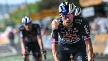 Primoz Roglic llega a meta magullado por su caída en el Tour de Francia 2024.