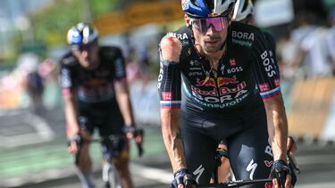 Primoz Roglic llega magullado a meta en la 12ª etapa del Tour 2024.