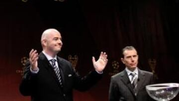 <b>MANO INOCENTE. </b>Butragueño fue uno de los encargados de extraer las bolas con las que se completaron los cruces de los cuartos y las semifinales de la Champions.