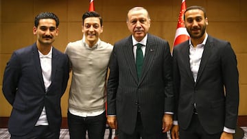 El presidente turco, Recep Tayyip Erdogan (2&ordm; dcha), posa con los jugadores Cenk Tosun (dcha), del Everton; Ilkay Gundogan (izq), del Manchester City; y Mesut &Ouml;zil, del Arsenal, tras mantener una reuni&oacute;n en Londres (Reino Unido).