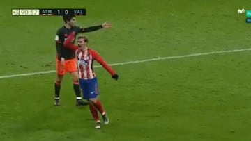 Griezmann, encar&aacute;ndose con la grada del Wanda Metropolitano.