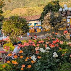 Balcones llenos de flores, plazas animadas y bellas montañas: el curioso pueblo de Antioquía