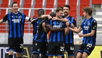 Amarilla y multa por abrazarse