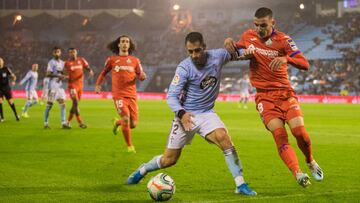 Hugo Mallo pugna por el bal&oacute;n con Portillo en el partido de la temporada pasada contra el Getafe en Bala&iacute;dos.