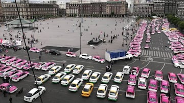 Taxistas manifest&aacute;ndose en la Plaza de la Constituci&oacute;n. 