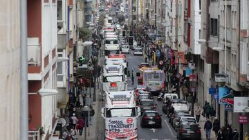 Una fila de camiones entran en el centro de Lugo por la Avenida da Coru&ntilde;a, en una marcha lenta que ha salido desde el pol&iacute;gono de As G&aacute;ndaras para pasar por varias localizaciones del centro de la ciudad, durante el noveno d&iacute;a d