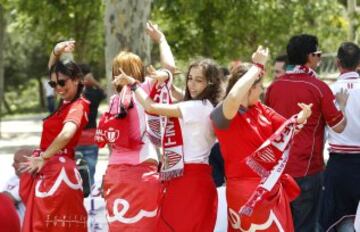 Mucha fiesta y alegría en las instalaciones de la Pradera de San Isidro donde se concentró la afición del Sevilla.