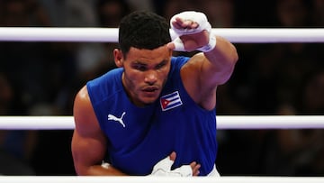 Villepinte (France), 29/07/2024.- Erislandy Alvarez Borges of Cuba celebrates after winning against Jugurtha Ait Bekka of Algeria (not pictured) in their Men's 63.5kg round of 16 bout of the Boxing competitions in the Paris 2024 Olympic Games, at the North Paris Arena in Villepinte, France, 29 July 2024. (Francia) EFE/EPA/DIVYAKANT SOLANKI