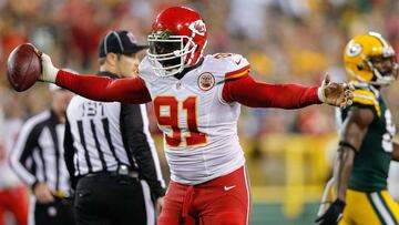 Tamba Hali, veterano linebacker de los Chiefs, se perderá el inicio de temporada.