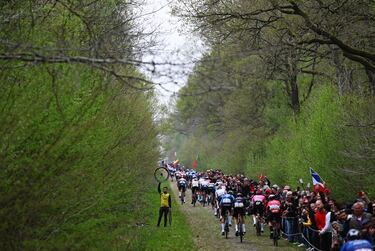 Vista general del pelotón a su paso por el sector adoquinado de Trouée d'Arenberg durante la 122.ª edición de la París-Roubaix 2025.