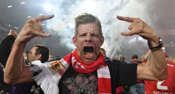 Un aficionado del Unión Berlín celebra el ascenso.