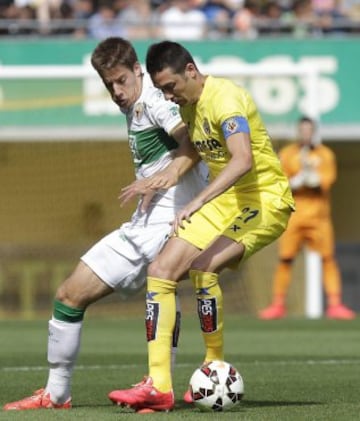 El centrocampista del Villarreal Bruno Soriano y el centrocampista croata del Elche Mario Pasalic