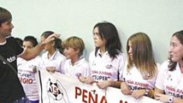 <b>SIN TRISTEZA. </b>Sergio se despide de los miembros de su peña juvenil.