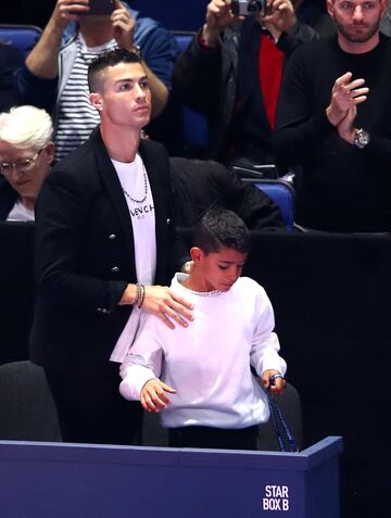 Cristiano made the most of the international break to watch the Djokovic v Isner match at the ATP Finals in London with Georgina Rodríguez and his eldest son.