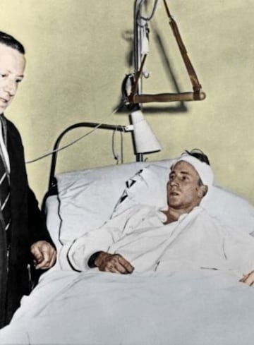 Bobby Charlton descansa en una cama de hospital el 08 febrero de 1958 en Munich después de ser herido en un accidente de avión tras despegar del aeropuerto de Múnich.