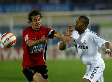 Cortés disputa un balón con Robinho en un Real Mallorca - Real Madrid.