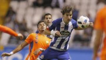 El centrocampista del Deportivo de La Coru&ntilde;a Mosquera juega un bal&oacute;n ante el brasile&ntilde;o Mosquito, del Llagostera.