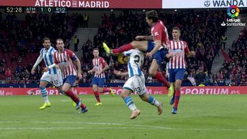 Savic se salvó de ver la roja por esta dura entrada a Sangalli