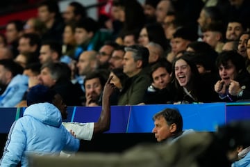 Adems, tras ser sustituido, Vinicius se encar con los aficionados rojiblancos situados tras el banquillo del Real Madrid.