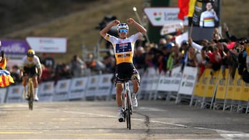 Evenepoel celebra la victoria ante Roglic en la tercera etapa de la Volta.