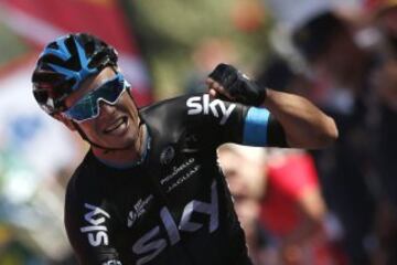 El ciclista irlandés del equipo Sky, Nicolas Roche, celebra su victoria en la que se ha proclamado vencedor de la decimoctava etapa de la Vuelta Ciclista a España, con comienzo en la localidad burgalesa de Roa y término en la segoviana de Riaza, con un recorrido de 204 kilómetros.