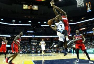 Darius Miller de los Grizzlies en acción ante Kevin Seraphin de los Wizards.