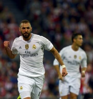 El delantero francés del Real Madrid Karim Benzemá celebra el gol marcado ante el Athletic, el primero del equipo,durante el partido correspondiente a la quinta jornada disputado en el campo de San Mamés.