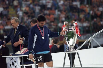 23/05/2001. Palop acaricia el trofeo de Champions tras caer en la final ante el Bayern de Munich.