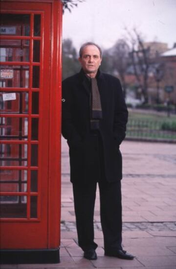 En 1981 fue director técnico en el Sarmiento de Junín y diez años más tarde lo haría como técnico del Racing Club. En 1992 asume la dirección técnica del Olimpia de Paraguay y obtiene de manera invicta el Torneo República. En 1993 dirige a Gimnasia de La Plata, donde gana la Copa Centenario, en honor a los 100 años de la AFA. 