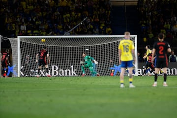 El delantero espa?ol del Barcelona, ??Daniel Olmo, dispara para marcar su primer gol durante el partido de ftbol de la liga espa?ola entre la UD Las Palmas y el FC Barcelona.