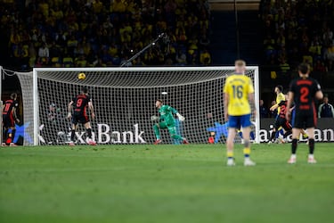 El delantero español del Barcelona, ​​Daniel Olmo, dispara para marcar su primer gol durante el partido de fútbol de la liga española entre la UD Las Palmas y el FC Barcelona.