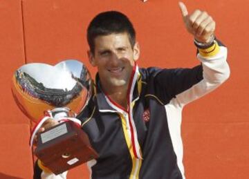 Novak Djokovic con el trofeo como campeón del Masters 1000 de Montecarlo.