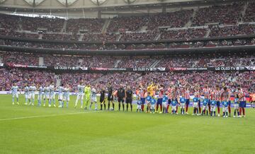 Los jugadores del Atlético de Madrid y del Celta de Vigo saludan desde el centro del campo antes del inicio del encuentro.