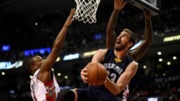 Marc Gasol entra a canasta frente a Kyle Lowry.