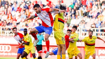 Tomás Sánchez y David García disputan un balón previo al gol de Arnau Gaixas.