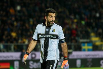 El arquero italiano terminó su carrera en la Serie B junto al Parma F. C., equipo en el que debutó.