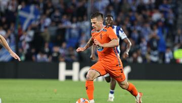 Alfon controla el balón durante el partido contra la Real Sociedad.
