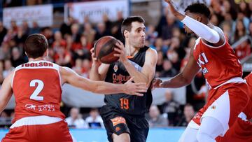 GRAF1446. Manresa, 03/02/2019.- El escolta de Valencia Basket, Fernando San Emeterio (c), con el balón ante los jugadores del Baxi Manresa, el estadounidense Ryan Toolson (i) y el haitiano Cady Lalanne, durante el encuentro disputado en el Pabellón Nou Congost de Manresa. EFE/Susanna Sáez.