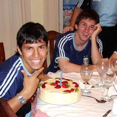 El día que el Kun y Messi se conocieron: para no creérselo