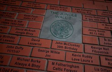 Homenaje a una de las "Junglas", con los nombres escritos en los ladrillos.