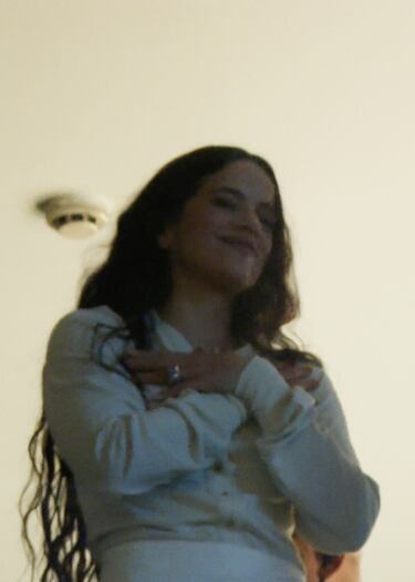 Rosalía durante el lanzamiento de su cuarto álbum, ‘Lux’
en la plaza de Callao saluda a las decenas de personas presentes en la plaza madrileña.