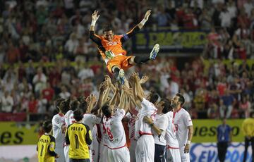 39 años y 2222 días. El portero valenciano se convirtió en leyenda del Sevilla por ser el portero de su mejor época. 2 Copas de la UEFA, 2 Copas del Rey consiguió Palop en Sevilla.