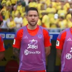 Zaldivia canta el himno en Colombia y la imagen es viral en Chile