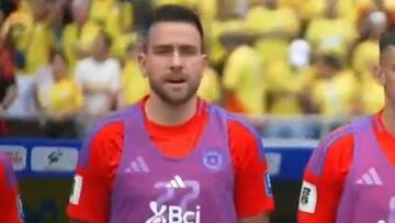 Zaldivia canta el himno en Colombia y la imagen es viral en Chile