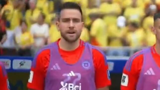 Zaldivia canta el himno en Colombia y la imagen es viral en Chile