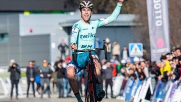 Felipe Orts celebra una victoria durante una prueba de ciclocross.