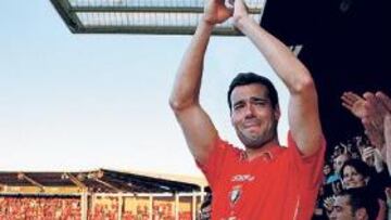 <b>SALUDO DESDE EL PALCO. </b>Cruchaga, que se despedía de Osasuna, y el resto de jugadores locales saludan a los aficionados, que tomaron el césped después del partido.