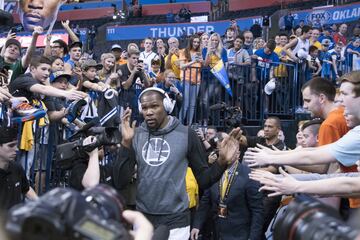 En 2016, Kevin Durant se convirti¨® en el enemigo p¨²blico n¨²mero 1 cuando dej¨® Oklahoma City Thunder (el equipo en el que llevaba toda su carrera, desde su primer a?o en Seattle) y firm¨® con Golden State Warriors. El equipo que acababa de eliminar a sus Thunder en una incre¨ªble final del Oeste en la que los de la Bah¨ªa remontaron un 1-3. El equipo que hab¨ªa sido campe¨®n en 2015 y ten¨ªa a Stephen Curry, Klay Thompson, Draymond Green, Andre Iguodala¡ El que hab¨ªa ganado 73 victorias, m¨¢s que nadie nunca, un a?o antes. Durant fue criticad¨ªsimo porque se consider¨® que eleg¨ªa la v¨ªa f¨¢cil para ser campe¨®n (gan¨® los anillos de 2017 y 2018) y que optaba por unirse al enemigo y, de paso, dar un golpe mortal al equilibrio competitivo y a la lucha de los mercados peque?os en la NBA. Muchas de esas visiones apocal¨ªpticas no se han materializado, claro, pero KD sigui¨® siendo un jugador poco comprendido, tambi¨¦n cuando opt¨® por unirse a Kyrie Irving en los Nets tras un ¨²ltimo a?o muy dif¨ªcil en los Warriors. Es uno de los grandes jugadores de la historia, pero uno que hizo muchos enemigos durante los momentos m¨¢s convulsos de su carrera.