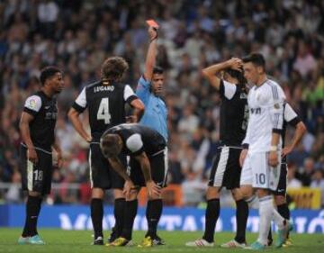 El arbitro Gil Manzano expulsa a Demichelis.