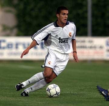 En 1998 fichó por el Real Madrid, donde estuvo jugando con los filiales de Segunda División B y Tercera División. La temporada 2002-03 jugó cedido en el Rayo Vallecano.